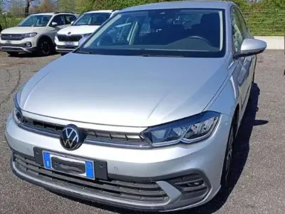 Usata VW Polo Life 95 CV (69 kW) 2023 Argento Utilitaria