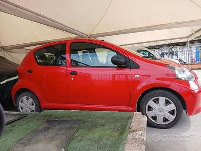 Usata Toyota Aygo 68 CV (50 kW) 2005 Rosso Utilitaria