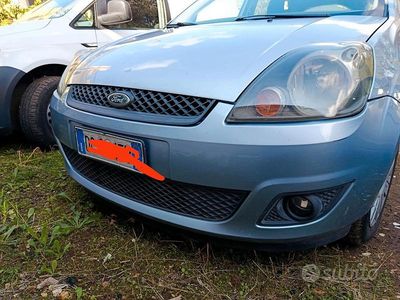 Usado Ford Fiesta Ghia 68 HP (50 kW) 2007 Cinzento Citadino