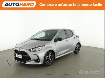 Begagnad Toyota Yaris Hybrid Lounge 92 HK (67 kW) 2022 Grå Sedan