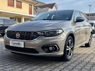 Usata Fiat Tipo Easy 95 CV (69 kW) 2017 Sabbia metallizzato Berlina
