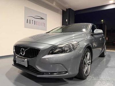Usata Volvo V40 R-Design 120 CV (88 kW) 2018 Grigio scuro Berlina