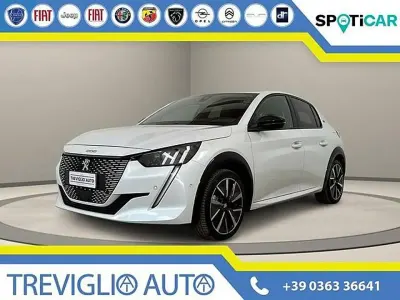 Usata Peugeot e-208 GT 100 kW (136 CV) 2022 Bianco / perlato Utilitaria