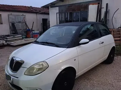 Usata Lancia Ypsilon 70 CV (51 kW) 2004 Bianco Utilitaria
