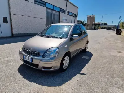 Usata Toyota Yaris 65 CV (47 kW) 2004 Grigio Berlina
