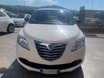 Usata Lancia Ypsilon 69 CV (50 kW) 2014 Bianco Utilitaria