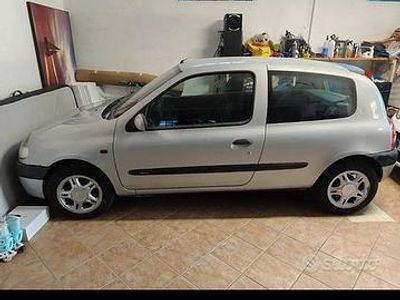 Usata Renault Clio II 58 CV (42 kW) 2001 Grigio Utilitaria