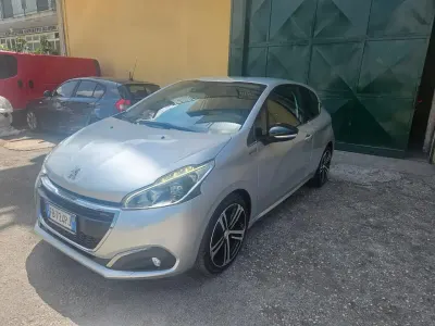 Usata Peugeot 208 GT-line 120 CV (88 kW) 2016 Argento Utilitaria
