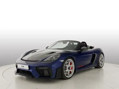 Nuova Porsche 718 Spyder 500 CV (367 kW) 2026 Blu genziana metallizzato/capote nera con finiture rosso carminio Cabrio