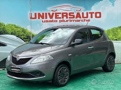 Begagnad Lancia Ypsilon Platinum 69 HK (50 kW) 2019 Grå Halvkombi