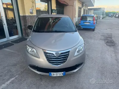 Usado Lancia Ypsilon Gold 69 HP (50 kW) 2013 Cinzento Citadino