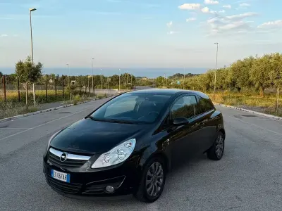 Usata Opel Corsa 85 CV (62 kW) 2010 Nero Utilitaria