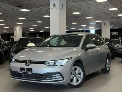 Usata VW Golf VIII Life 110 CV (80 kW) 2024 Argento Berlina