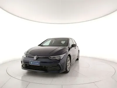 Usata VW Golf VIII R-line 131 CV (96 kW) 2023 Atlantic blue metallizzato Berlina