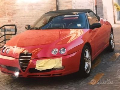 Usata Alfa Romeo Spider 128 CV (94 kW) 2003 Rosso Cabrio