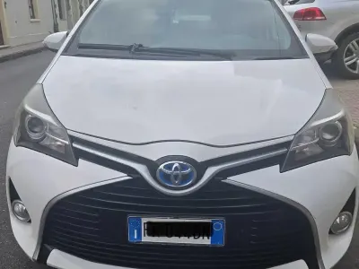 Usata Toyota Yaris Lounge 69 CV (50 kW) 2018 Bianco Berlina