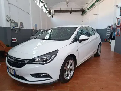 Usata Opel Astra Dynamic 110 CV (80 kW) 2018 Summit white Berlina