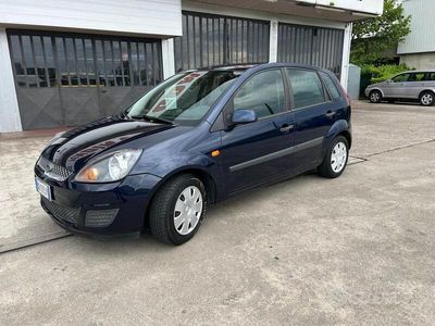 Usado Ford Fiesta Ghia 75 HP (55 kW) 2006 Azul Citadino