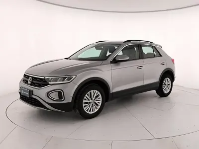 Usata VW T-Roc Life 110 CV (80 kW) 2023 Pyrit silver metallizzato SUV