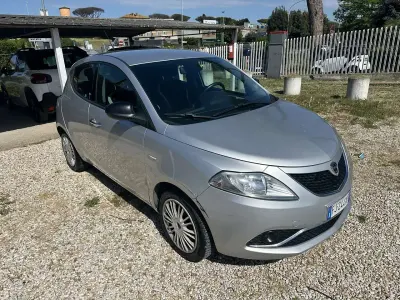 Usata Lancia Ypsilon Gold 95 CV (69 kW) 2017 Argento Utilitaria