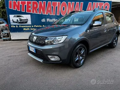 Usata Dacia Sandero Stepway 90 CV (66 kW) 2017 Grigio Berlina