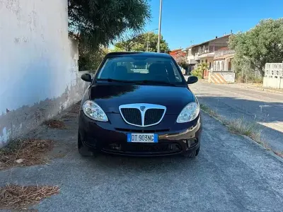 Usata Lancia Ypsilon 60 CV (44 kW) 2008 Viola Utilitaria