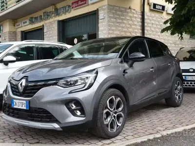 Usata Renault Captur Techno 101 CV (74 kW) 2023 Grigio SUV