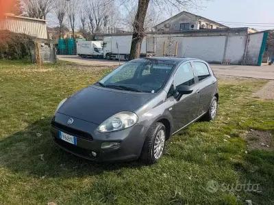Usado Fiat Punto Street 69 CV (50 kW) 2018 Gris Utilitario
