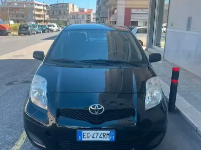 Begagnad Toyota Yaris Sol 69 HK (50 kW) 2011 Svart Halvkombi