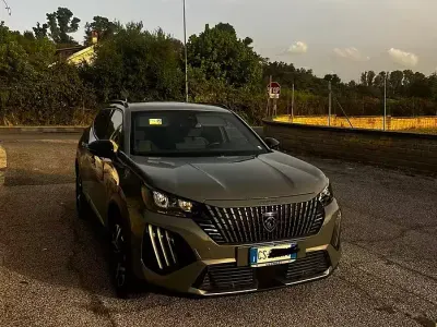 Usata Peugeot 2008 Allure 101 CV (74 kW) 2024 Grigio SUV