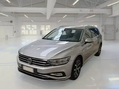 Usata VW Passat Executive 150 CV (110 kW) 2023 Grigio Station wagon