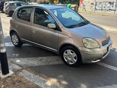 Usata Toyota Yaris Sol 68 CV (50 kW) 2005 Grigio Berlina