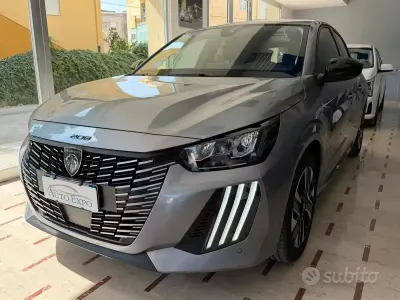 Usata Peugeot 208 Allure 101 CV (74 kW) 2025 Grigio Utilitaria