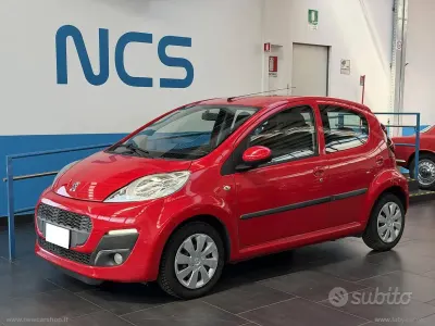 Usata Peugeot 107 Active 68 CV (50 kW) 2014 Rosso Utilitaria
