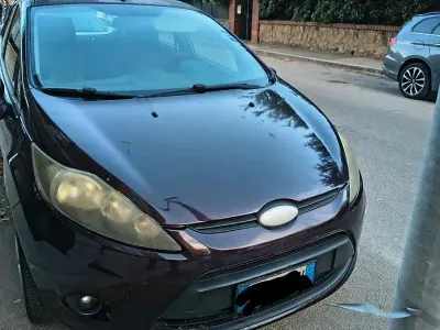 Usata Ford Fiesta 97 CV (71 kW) 2010 Rosso Utilitaria