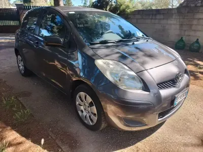 Usata Toyota Yaris 69 CV (50 kW) 2010 Grigio Utilitaria