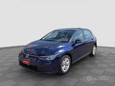 Begagnad VW Golf VIII Life 110 HK (80 kW) 2023 Blå Sedan
