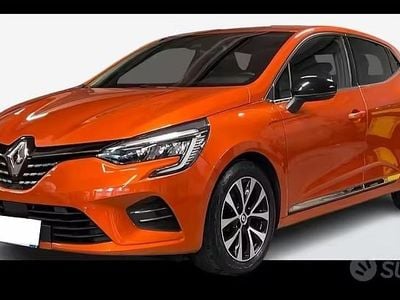 Usata Renault Clio V Techno 100 CV (73 kW) 2023 Arancione Berlina