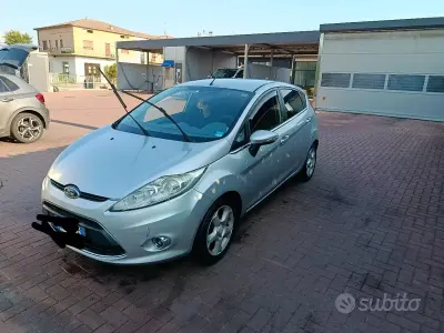 Usata Ford Fiesta 97 CV (71 kW) 2010 Grigio Utilitaria