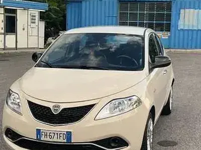 Usata Lancia Ypsilon Platinum 69 CV (50 kW) 2017 Giallo Utilitaria