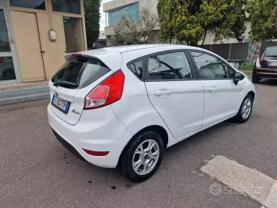 Usata Ford Fiesta Titanium 95 CV (69 kW) 2015 Bianco Utilitaria