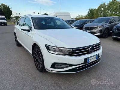 Usata VW Passat Executive 200 CV (147 kW) 2021 Bianco Station wagon