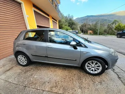 Usata Fiat Grande Punto 75 CV (55 kW) 2011 Grigio Utilitaria
