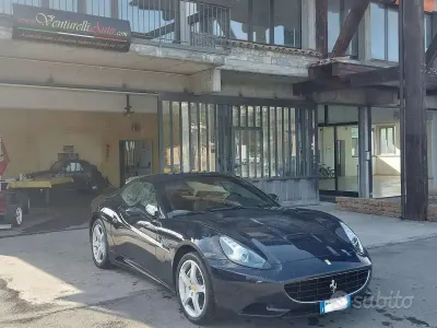 Usata Ferrari California 489 CV (359 kW) 2009 Bluazzurro Cabrio