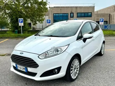 Usata Ford Fiesta Titanium 90 CV (66 kW) 2015 Bianco Utilitaria