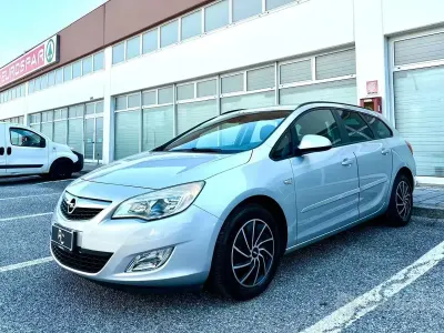 Usata Opel Astra 110 CV (80 kW) 2011 Grigio Station wagon