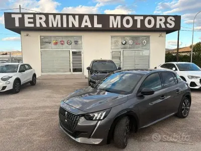 Usata Peugeot 208 GT 101 CV (74 kW) 2022 Grigio Utilitaria
