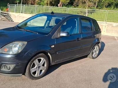 Begagnad Ford Fiesta 67 HK (49 kW) 2008 Grå Halvkombi