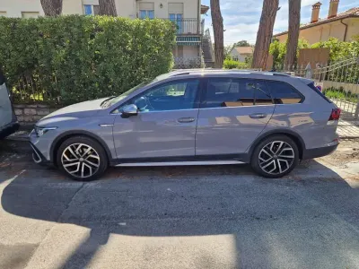 Usata VW Golf VIII 200 CV (147 kW) 2024 Grigio Station wagon