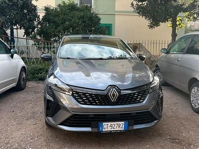 Usado Renault Clio V Techno 101 HP (74 kW) 2024 Cinzento Sedan